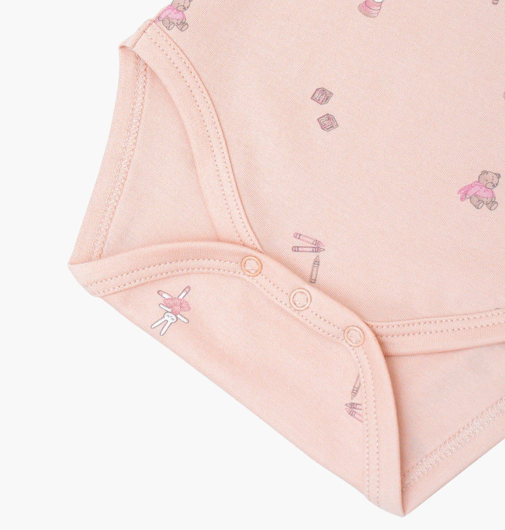 Langermet rosa body fra Livly med lekent print – sett forfra