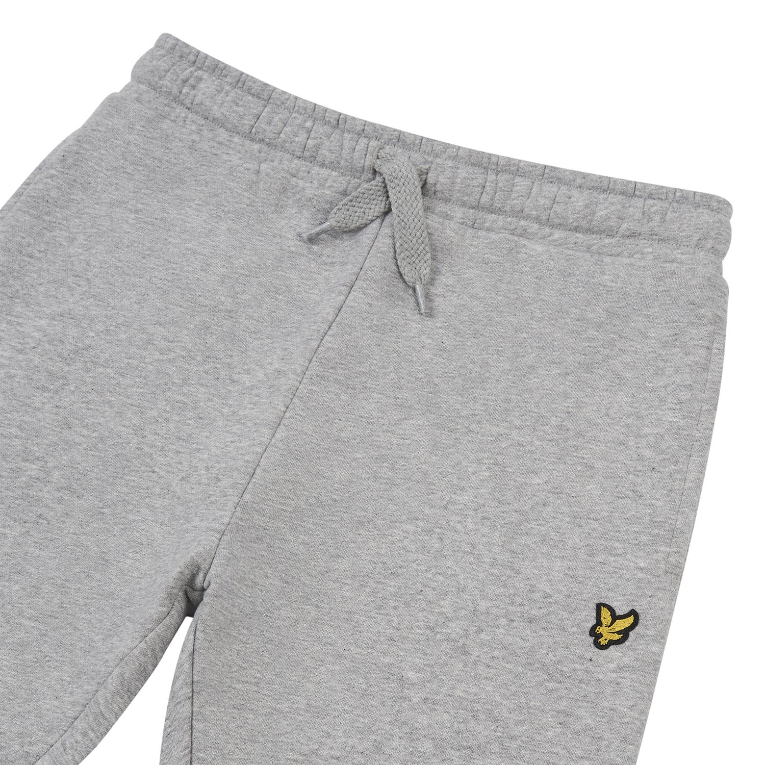 Lyle & Scott grå joggebukse med lommer og gul logo – sett forfra og fra siden.