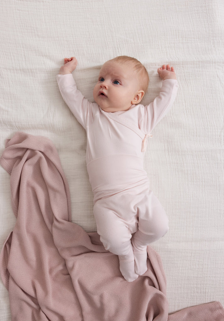 Body fra MarMar i rosa med knyting og sideknepping – Jente – 0–9 mnd