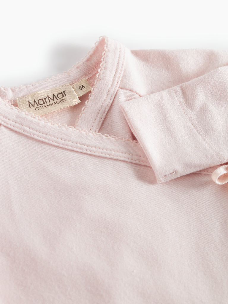 Body fra MarMar i rosa med knyting og sideknepping – Jente – 0–9 mnd