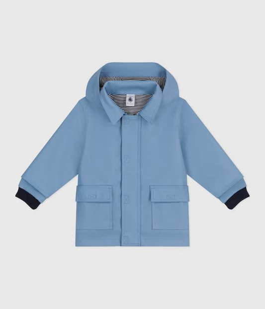 Regnjakke fra Petit Bateau i lyseblå for gutt.