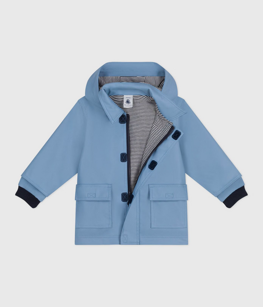 Regnjakke fra Petit Bateau i lyseblå for gutt.