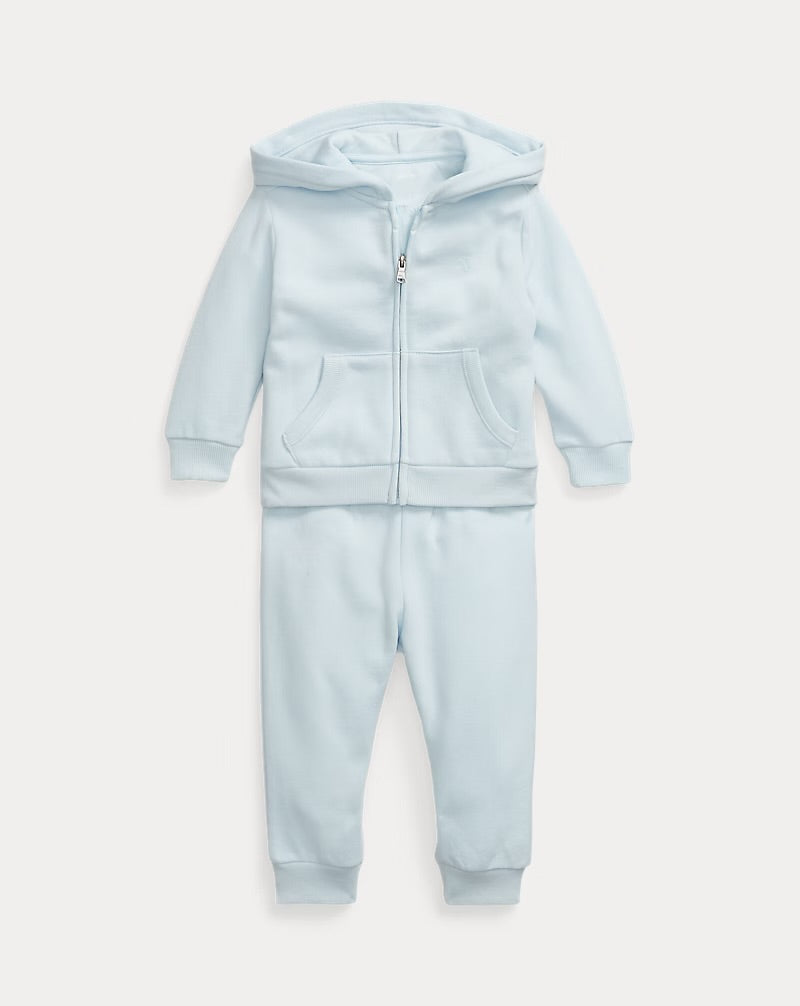 Lyseblått 2-delt joggesett fra Polo Ralph Lauren med hettejakke og bukse i myk kvalitet.