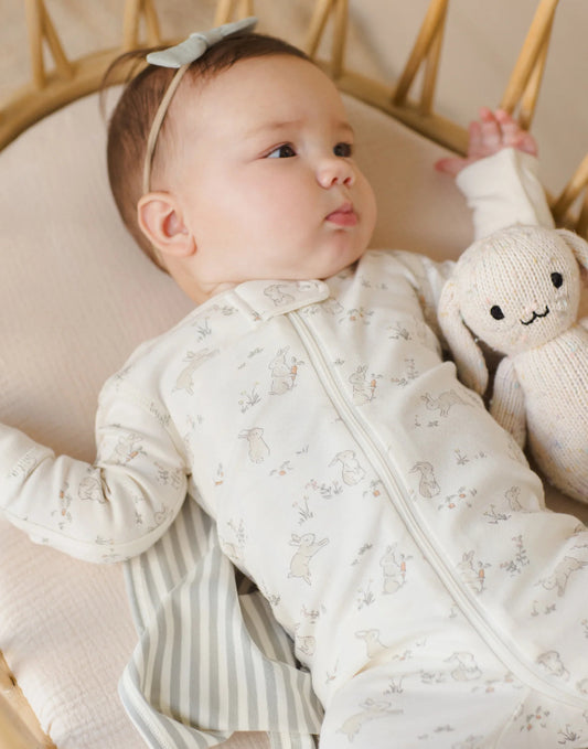 Offwhite pyjamas med glidelås og kanintrykk fra Quincy Mae i økologisk bomull