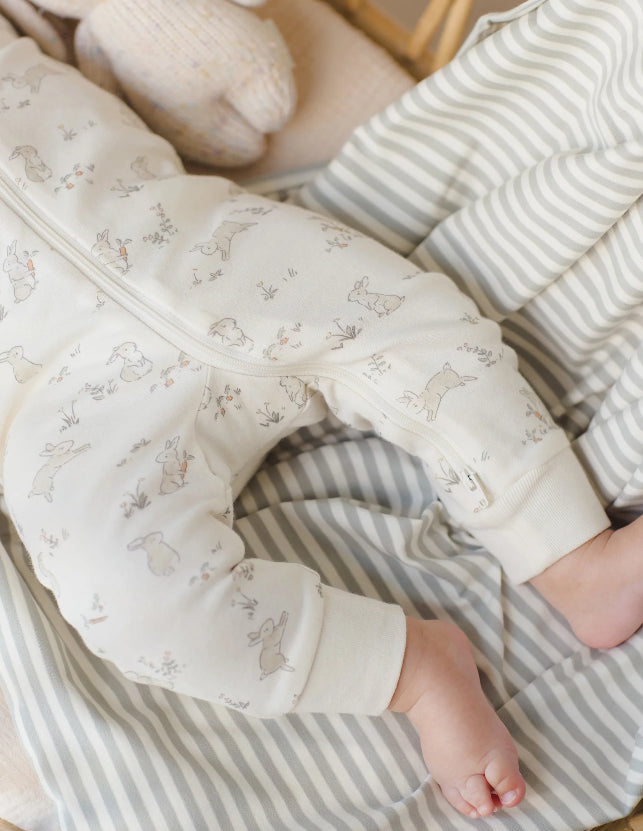 Offwhite pyjamas med glidelås og kanintrykk fra Quincy Mae i økologisk bomull