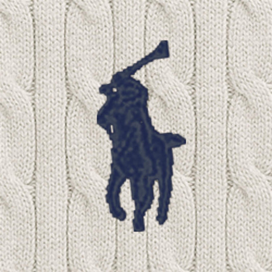 Hvit flettestrikket genser fra Ralph Lauren med mørkeblå hestelogo