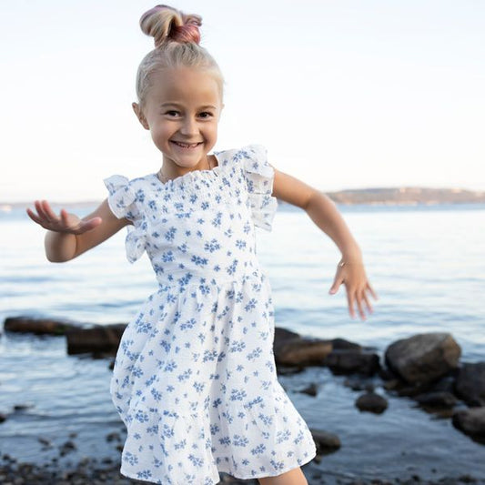 Vilje & Ve – Linda kjole – Blå blomsterkjole – jente – 4–14 år